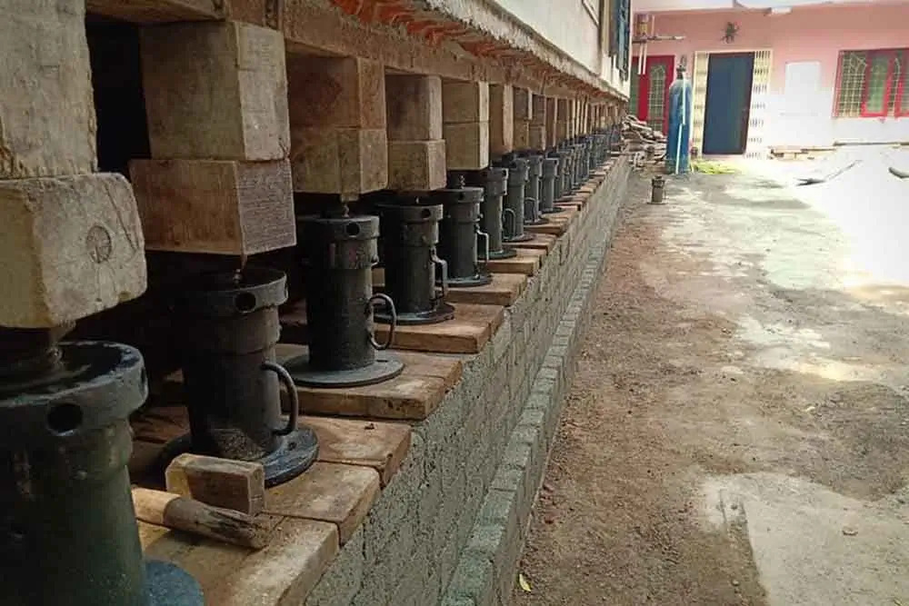 Hydraulic jacks used by SRBL to lift building structure during house lifting process in Uttarakhand – showcasing composite materials and structural elevation techniques.